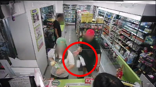 점주를 향해 물건을 던지는 아이 아빠. [보배드림 캡처]